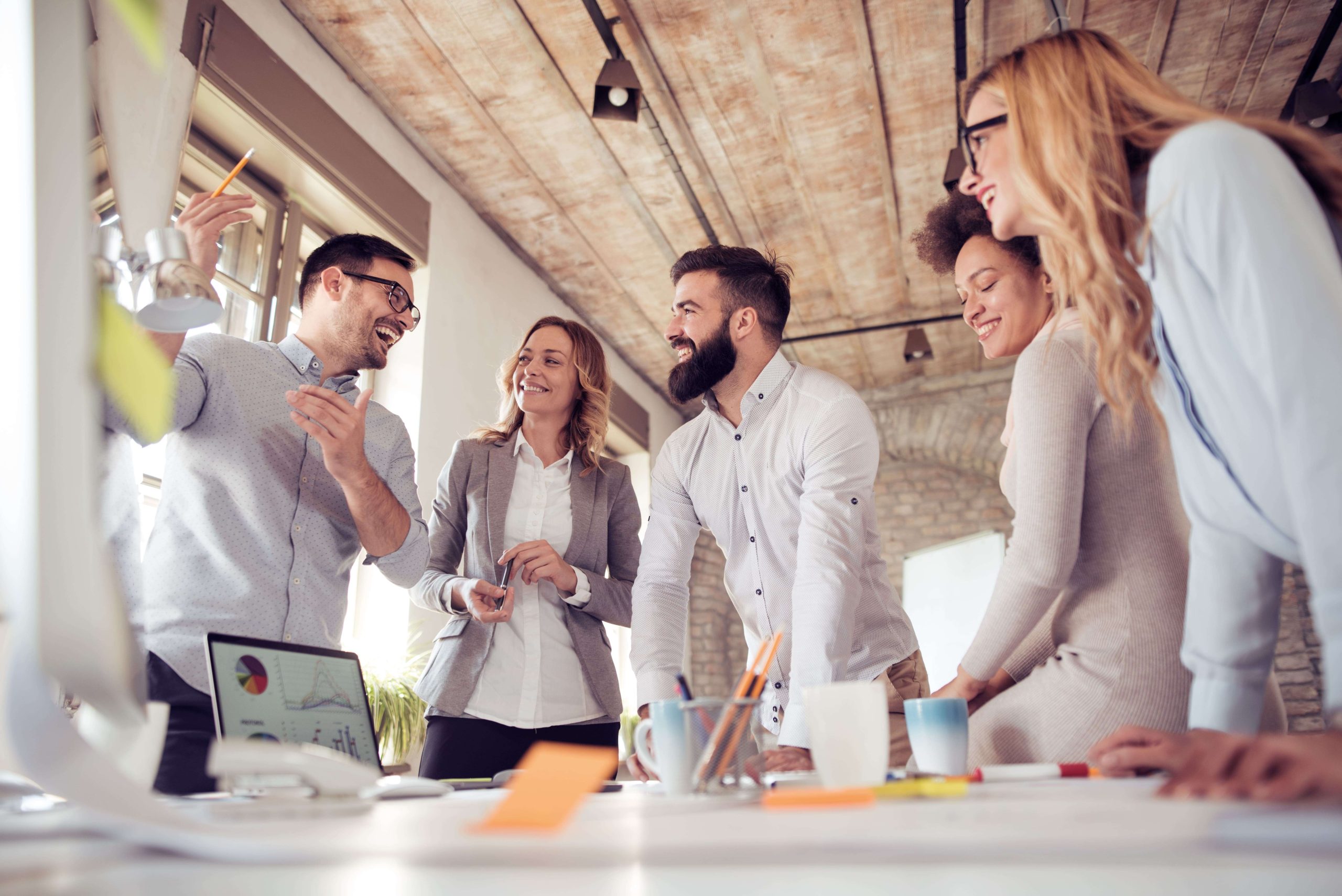 Créer un esprit collaboratif au sein de son organisation, représenté par des collaborateurs heureux autour d'une table